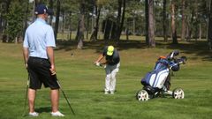 Una treintena de turistas uruguayos visitan O Salns esta semana para jugar al golf en el campo de Meis