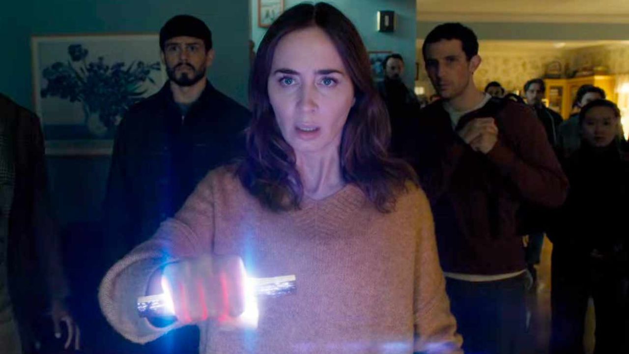 Fotograma del filme de Spielberg �El d�a de la revelaci�n�, con los actores Emily Blunt y Josh O'Connor en el elenco.