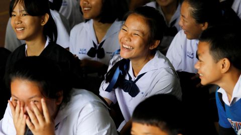 La emocin de unos escolares tailandeses cuando el profesor les anuncia que ya estn a salvo cuatro de los menores atrapados en la cueva
