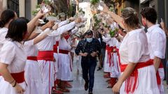 Jvenes de la localidad barcelonesa de Arenys de Mar bendicen con agua perfumada al presidente Pere Aragons durante una fiesta el pasado 16 de agosto 