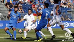 Omar Ramos Sangalli Juanma Antonio Cristian Glauder Fuenlabrada Real Oviedo Estadio Fernando Torres.Omar Ramos y Sangalli luchan con Juanma y Antonio Cristian por un bal�n