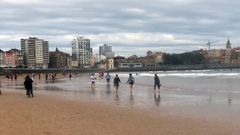 Los gijoneses se han lanzado a la playa en la primera jornada de relajacin del confinamiento