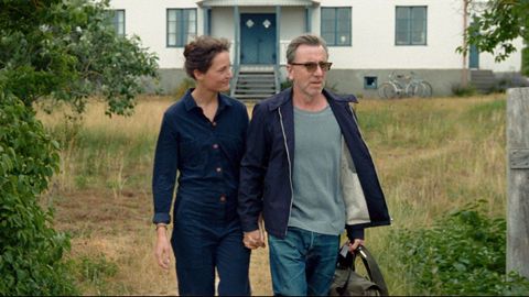 Vicky Krieps y Tim Roth, en una escena de «La isla de Bergman».