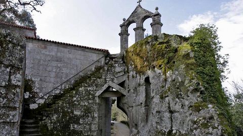 Monasterio de San Pedro de Rocas en Esgos. Su principal atractivo es su campanario, construdo sobre una roca.