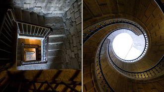 La escalera interior de la Torre de Hércules, en A Coruña, y la «escalera al cielo» helicoidal del Museo do Pobo Galego, en Santiago de Compostela.