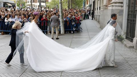 La novia, Teresa Urquijo, con un vestido de larga cola, a su llegada a la iglesia