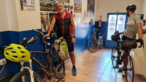 Rafael Azor en el albergue A Ponte de Ribadeo, donde pasó la noche de camino hacia Avilés, etapa que iba a hacer este jueves en su bicicleta