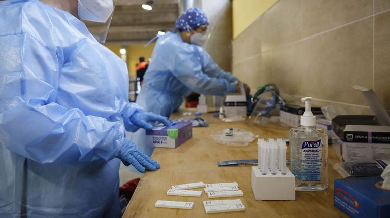 Cada día se hacen cientos de pruebas para detectar posibles casos de covid en Ourense