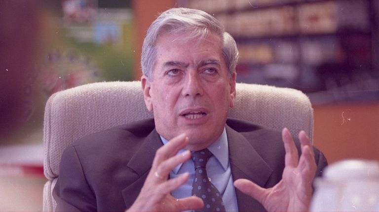 Mario Vargas Llosa en autobús
