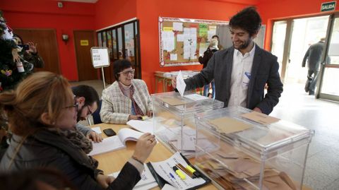 El alcalde de Ferrol, Jorge Surez, apoderado de En Marea en el colegio Juan de Lngara, vot a las 12.30 horas 