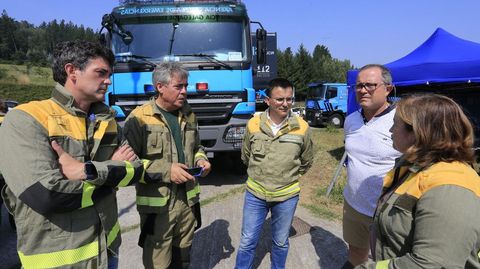 El conselleiro de Medio Rural, José González, esta mañana en A Pobra do Brollón. Con él, de izquierda a derecha, Javier Arias, el director xeral de Defensa do Monte, Manuel Rodríguez, el alcalde de A Pobra, José Luis Maceda, y la jefa territorial de Medio Rural en Lugo, Olga Iglesias