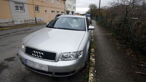 El coche implicado en el atropello intencionado sigue aparcado junto al cuartel de la Guardia Civil de Vilalba