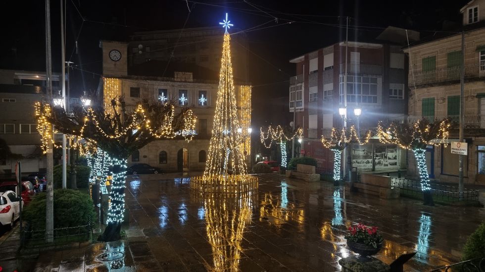 En O Carballio encendieron la iluminacin navidea el lunes.