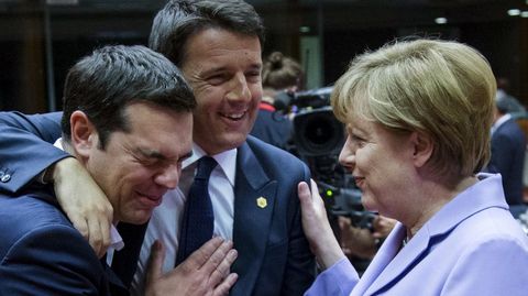 Alexis Tsipras, Matteo Renzi y Angela Merkel en una reunin de lderes europeos en Bruselas. 25 de junio. 