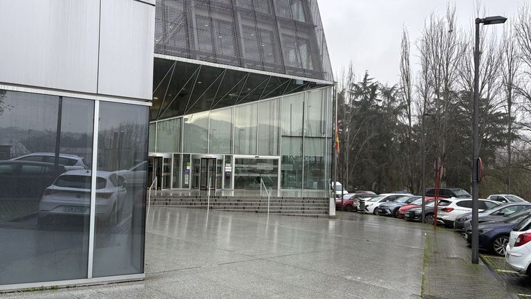 A juicio en Ourense tres acusados que creyeron que un vecino había matado a dos perros de uno de ellos y, en venganza, le destrozaron el coche