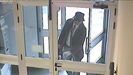 La Guardia Civil difundió esta imagen del atracador de un banco de la provincia de Lugo en el 2016, cuando no había que usar mascarilla. Usaba guantes, gafas oscuras y gorro. Pero no llevaba tapabocas. 