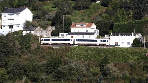 El tren de Feve, en imagen a su paso por Viveiro, hizo en 1972 el primer viaje completo Ferrol-Gijn