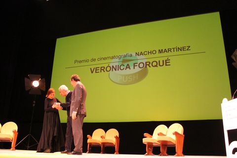 Vernica Forqu recoge su Premio Nacho Martnez de manos de Jaime Herrero