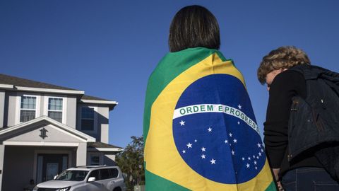 Seguidoras de Bolsonaro, frente a la casa en la que el exmandatario permanece alojado en Reunión (Florida)