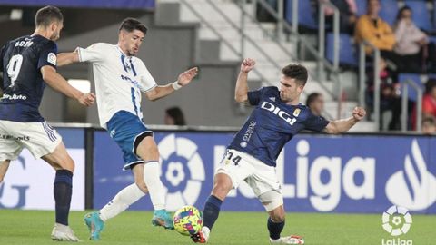 Jimmy disputa un bal�n ante Waldo durante el Tenerife-Oviedo