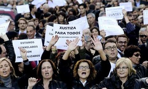 Una protesta antitasas de abogados y funcionarios ante los juzgados de Vigo.