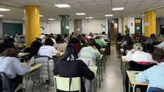 Estudiantes examinándose en la UNED de Ourense