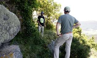 El archivero Pablo Sanmart�n y el t�cnico de deportes de Vimianzo, V�ctos Santos, ante los muros.