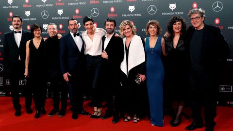 El equipo de  El reino , dirigida por Rodrigo Sorogoyen (c), posa a su llegada a la sexta edición de los Premios Feroz 2018