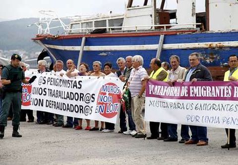 Los emigrantes protestaron puerto de Testal con pancartas. 