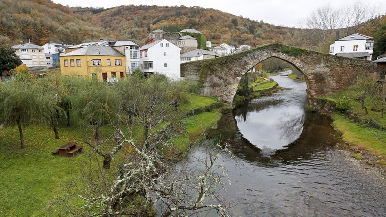 Vista del río Navia a su paso por Navia de Suarna, con el puente en primer plano