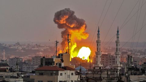 Bola de fuego en Gaza durante un bombardeo israel