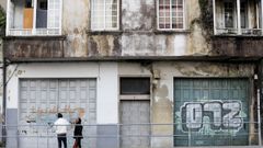 Okupas entrando en un edificio abandonado propiedad del Ayuntamiento de Santiago, en imagen de archivo.