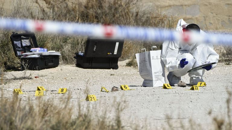 Un agente de la científica de la Guardia Civil en la zona donde apareció el cadáver de la mujer, en la localidad murciana de Abanilla