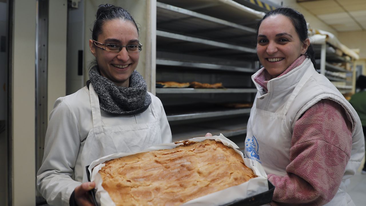 Zaida y Sayoa Caneda, con una bica de Trives.