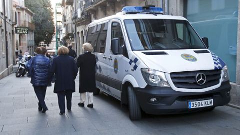 Control de la Polica Local de Pontevedra para velar por el cumplimiento de las medidas anticovid en la plaza de la Verdura