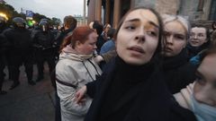 Agentes de polica rusos se preparan para detener a unos manifestantes en San Petersburgo.