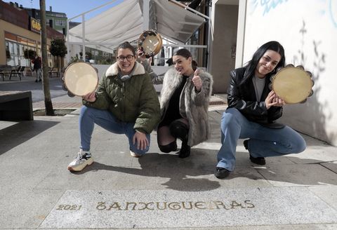 O grupo Tanxugueiras posando ao lado da placa que puxeron na ra lucense Menorca ao ser elexida A Palabra do Ano. 04/03/2022