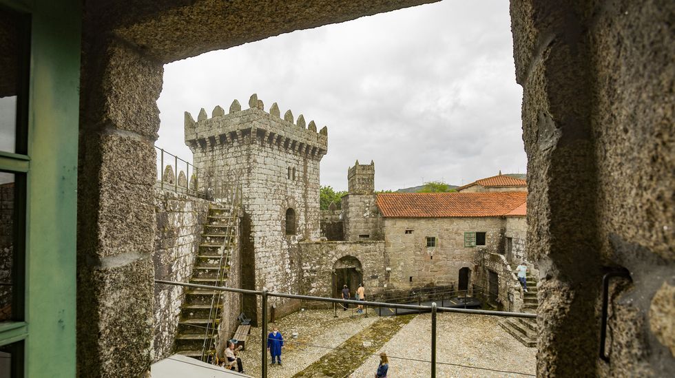 Los templos ms bellos de la comarca de Ferrol.Un peregrino holands, a punto de terminar su quinta etapa en Tui tras empezar en Oporto