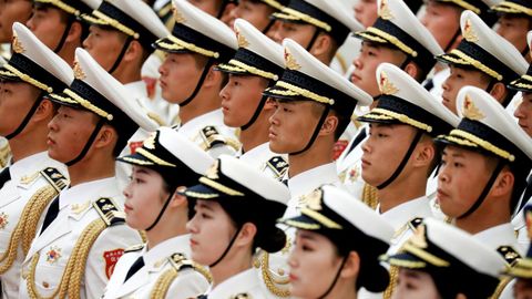 La guardia de honor de China espera la llegada del primer ministro de Holanda en Pekin. 