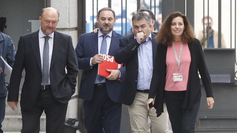 El secretario de Organización del PSOE, José Luis Ábalos (segundo por la izquierda)