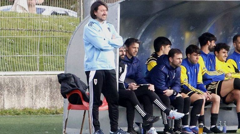 Secho Martínez, entrenador del Compostela: «Ahora mismo tenemos que centrarnos en mejorar nuestro juego»