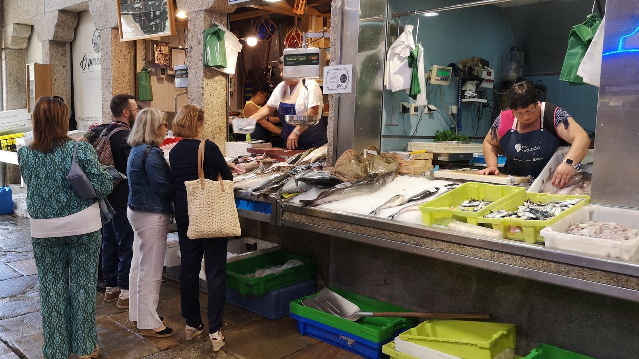 No paraban de atender clientes, muchos turistas, este miércoles a mediodía en las pescaderías de la plaza de abastos de Viveiro