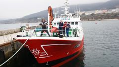 Tripulantes del Carla permanecen a bordo, amarrados en el puerto de Burela, en una zona precintada por la Guardia Civil