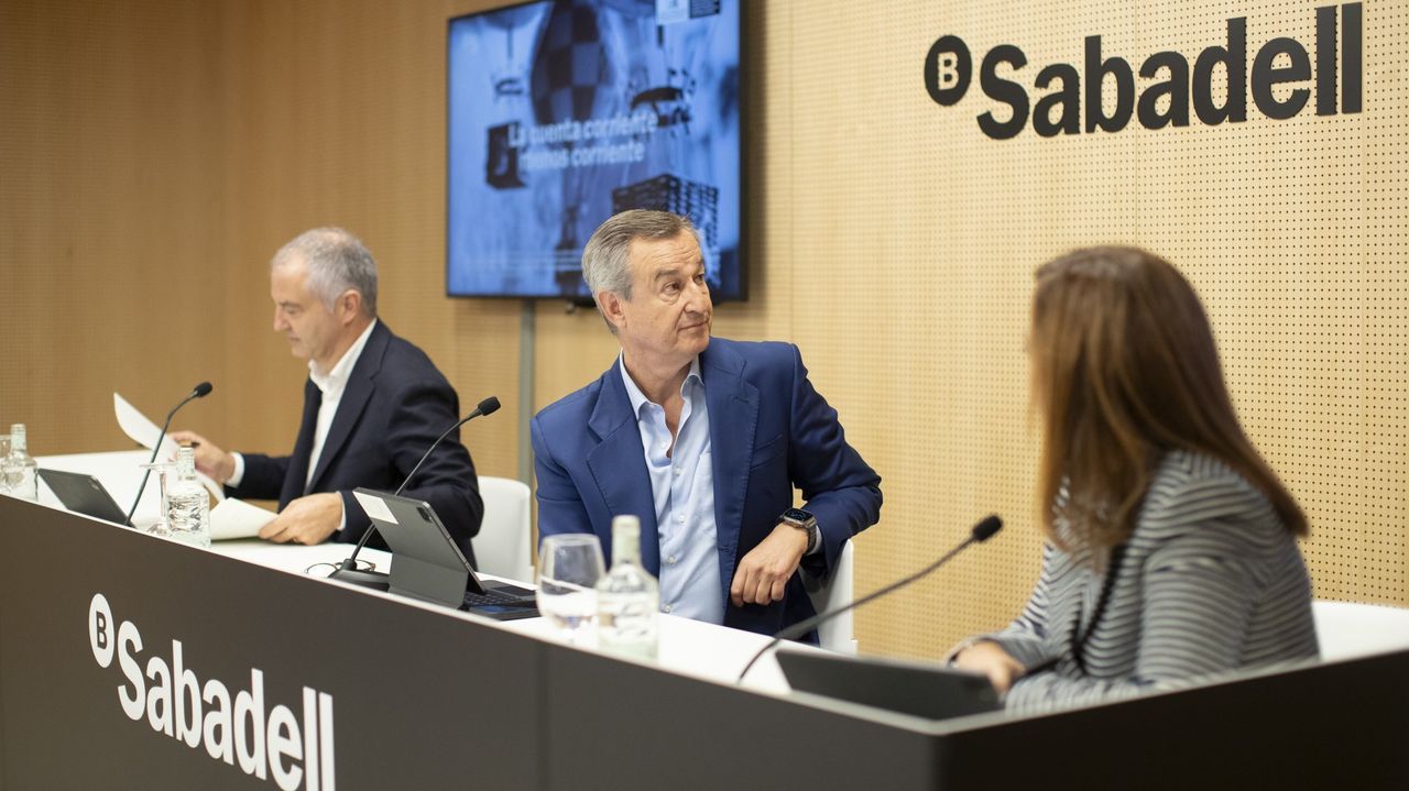 El Sabadell elevó un 55 % sus beneficios en el 2023 y ganó un récord de ...