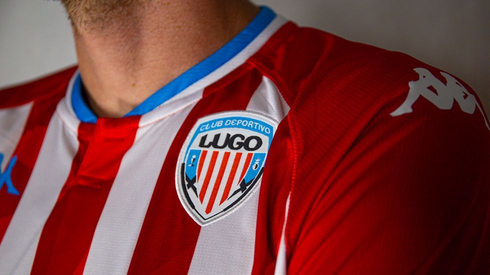 Estampado innovador y rayas tradicionales para la nueva camiseta del Lugo