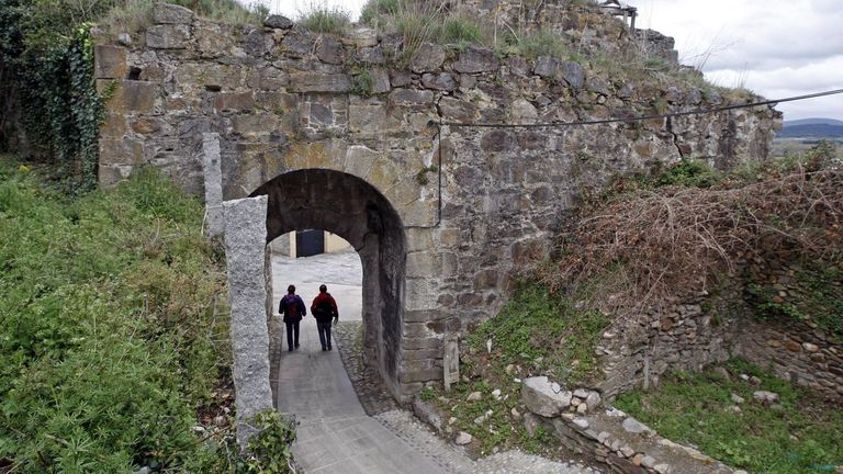 Las grietas en la Porta Nova de la muralla de Monforte crecen sin que nadie actúe