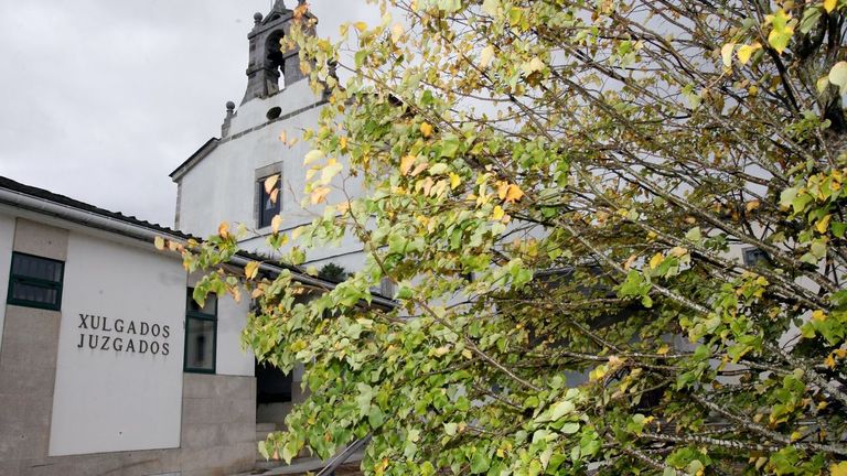 Cuatro funcionarios de <span lang=