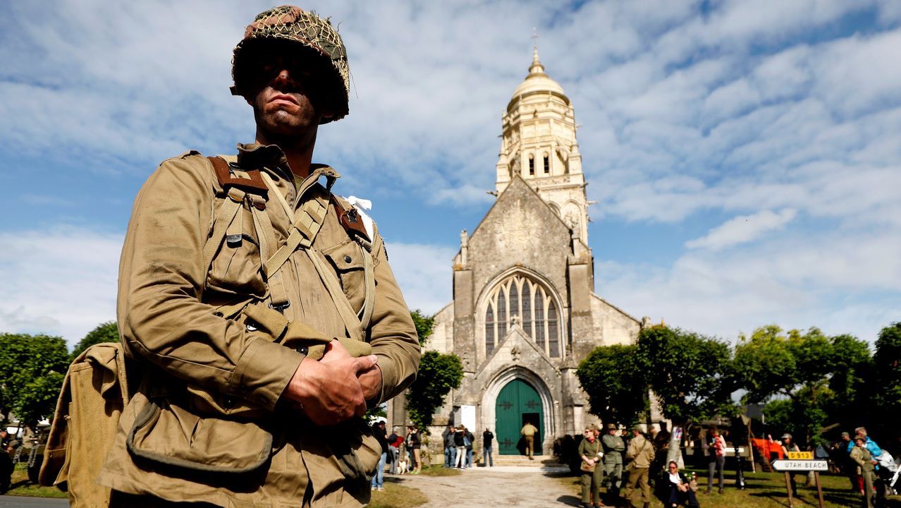  hombre caracterizado de soldado participa en la dramatizacin histrica del Da D este lunes en la iglesia Sainte Marie Du mont en la costa de Normanda 