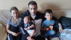 Fran lvarez junto a sus tres hijos