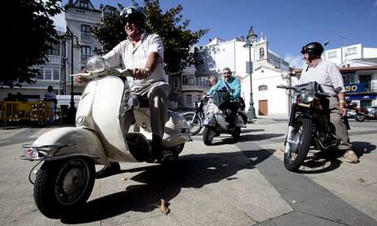 Las motos antiguas, y también los coches clásicos, recorrerán mañana las calles de Ponteceso